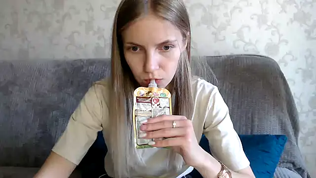 Snapshot of HitGyrl chatting on October 18, 8:04 am HitGyrl online show from October 18, 8:04 am