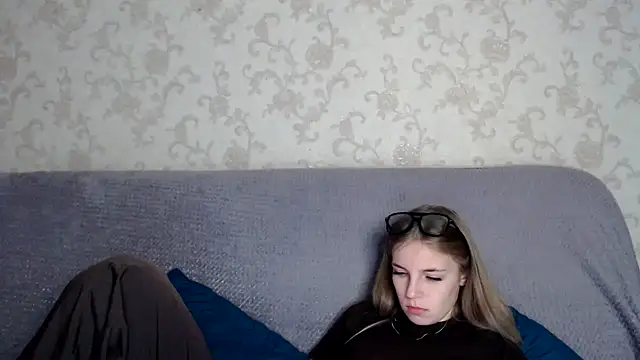 Snapshot of HitGyrl chatting on November 13, 1:15 am HitGyrl online show from November 13, 1:15 am