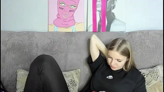 Snapshot of HitGyrl chatting on November 27, 1:18 am HitGyrl online show from November 27, 1:18 am