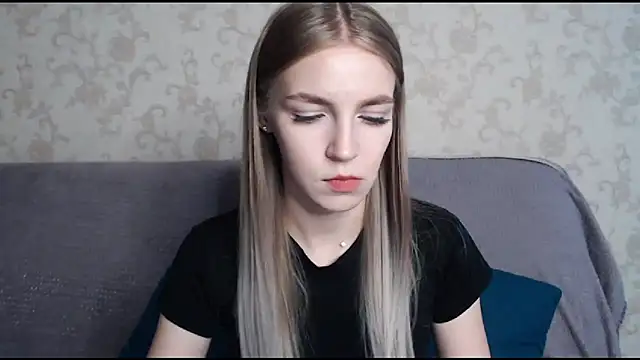 Snapshot of HitGyrl chatting on November 29, 8:17 am HitGyrl online show from November 29, 8:17 am