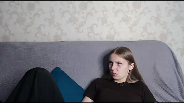 Snapshot of HitGyrl chatting on December 4, 8:12 am HitGyrl online show from December 4, 8:12 am