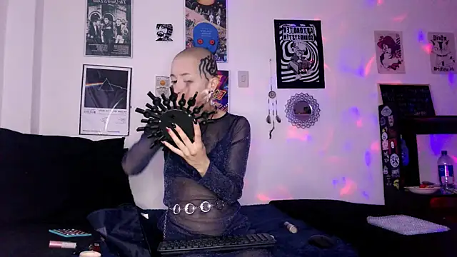 Snapshot of plutonbluemooon333 chatting on October 9, 10:19 pm plutonbluemooon333 online show from October 9, 10:19 pm