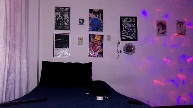 plutonbluemooon333 online show from December 17, 2:06 am