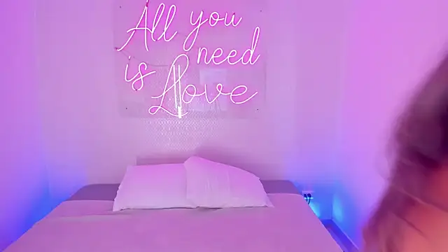 aleksandramiller  online show from November 18, 4:17 am