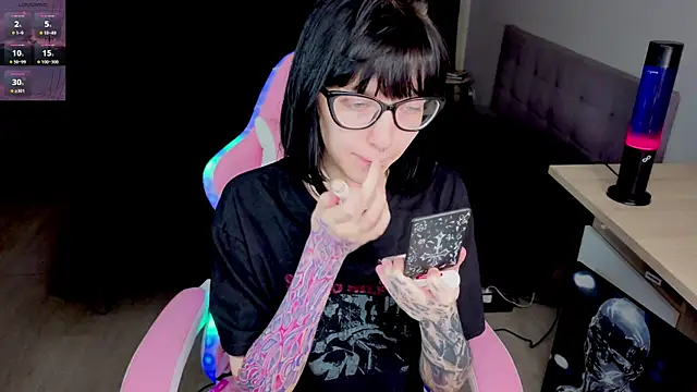 HazelTompson online show from April 16, 1:01 pm