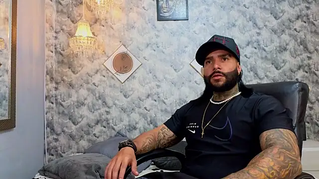Snapshot of Apolo_rousse1 chatting on January 7, 10:01 pm Apolo rousse1 online show from January 7, 10:01 pm