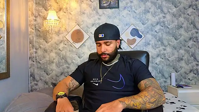 Snapshot of Apolo_rousse1 chatting on January 15, 10:46 pm Apolo rousse1 online show from January 15, 10:46 pm
