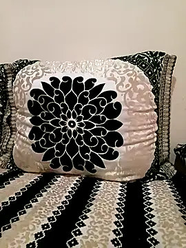 Mroma89six online show from December 3, 7:49 am