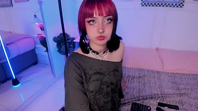 Zoe Lynch  online show from February 24, 11:30 am