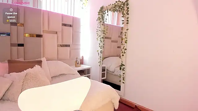 Zoey thompson online show from February 5, 7:29 pm