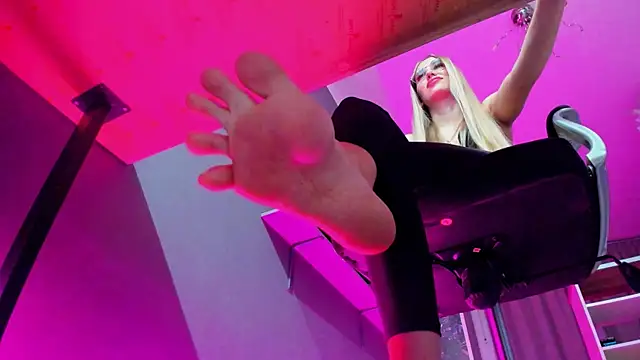 Snapshot of Yourweakness777 chatting on December 20, 11:12 pm Yourweakness777 online show from December 20, 11:12 pm