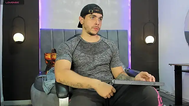 Snapshot of Liam_walk_ chatting on November 12, 7:46 pm Liam walk online show from November 12, 7:46 pm