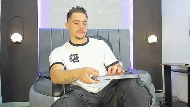 Snapshot of Liam_walk_ chatting on November 20, 9:47 pm Liam walk online show from November 20, 9:47 pm