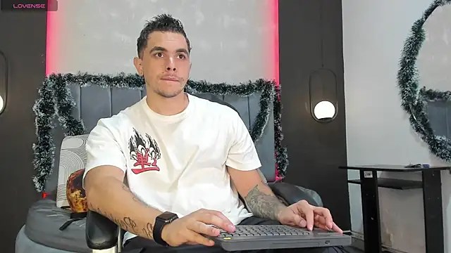 Snapshot of Liam_walk_ chatting on November 28, 10:01 pm Liam walk online show from November 28, 10:01 pm