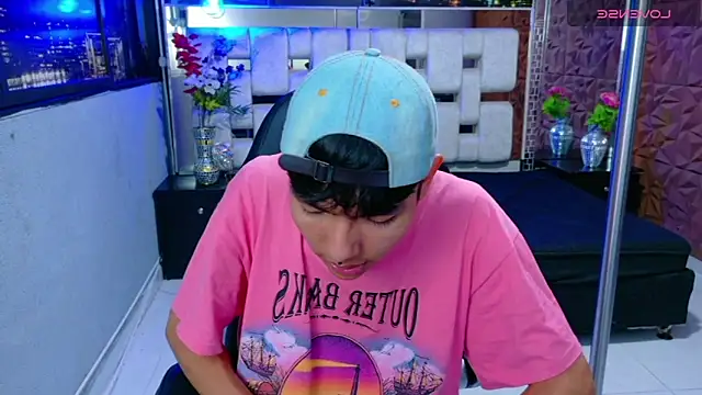 Snapshot of alandelrey57 chatting on December 3, 4:20 am alandelrey57 online show from December 3, 4:20 am