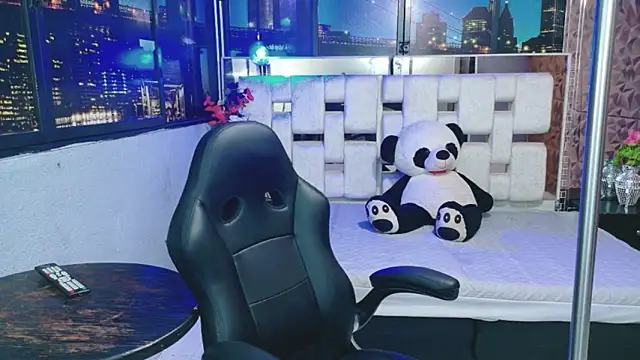 Snapshot of alandelrey57 chatting on December 16, 3:33 am alandelrey57 online show from December 16, 3:33 am