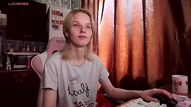Snapshot of Madelaineses chatting on June 12, 8:02 am Madelaineses online show from June 12, 8:02 am