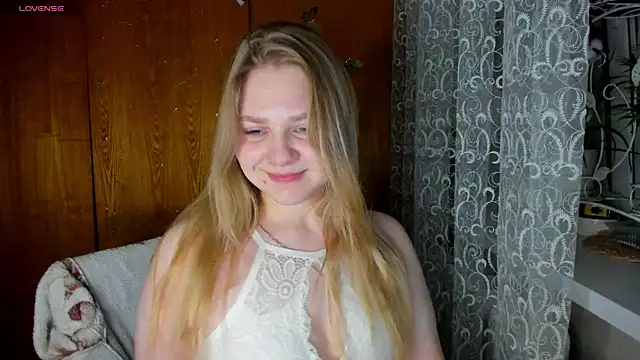 Snapshot of AlinaMors chatting on December 19, 10:06 pm AlinaMors online show from December 19, 10:06 pm