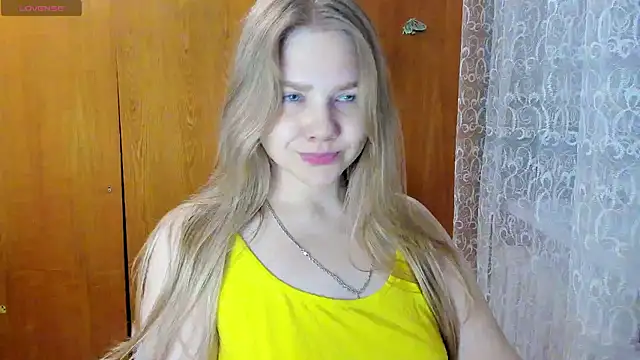 Snapshot of AlinaMors chatting on February 15, 8:38 pm AlinaMors online show from February 15, 8:38 pm