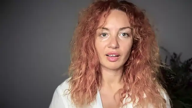 Reddgiirl online show from October 18, 5:21 am