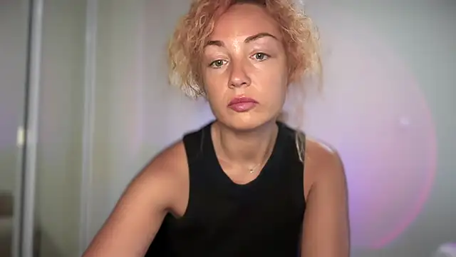 Reddgiirl online show from June 22, 6:27 pm