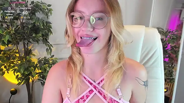 Snapshot of Nerissa_xo chatting on October 2, 8:05 pm Nerissa xo online show from October 2, 8:05 pm