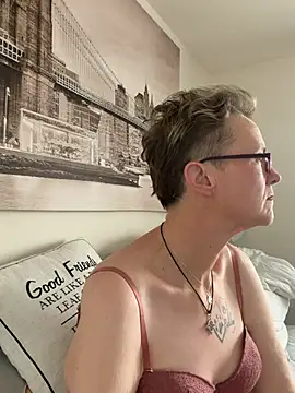 Curvy-Jinx online show from February 20, 9:10 am