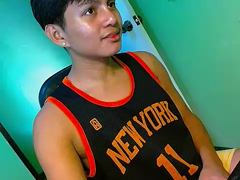 Snapshot of Alexx_143 chatting on July 17, 12:45 pm Alexx 143 online show from July 17, 12:45 pm