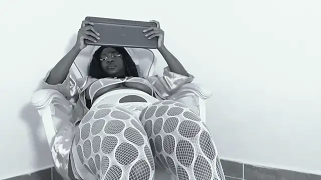 Snapshot of hoot_emily chatting on September 12, 5:51 am hoot emily online show from September 12, 5:51 am