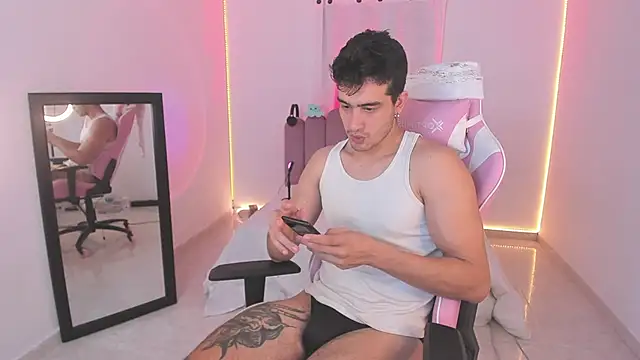 CamCumBoy online show from December 4, 8:45 am