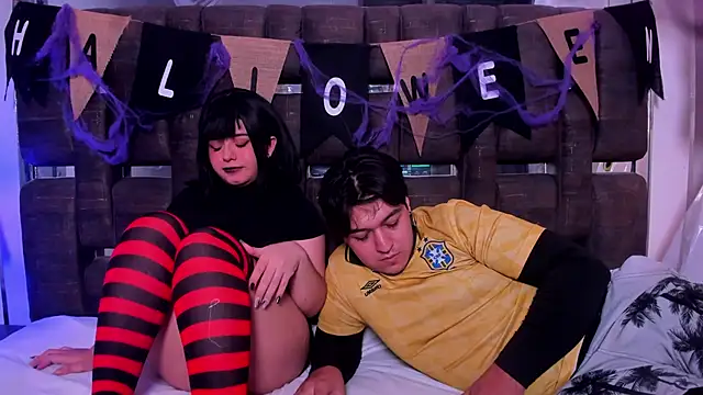 EmilyANDrew  online show from October 31, 5:30 am