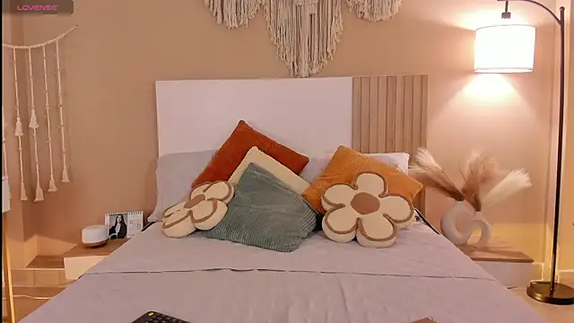 Snapshot of Camila_Bustamante chatting on February 7, 6:00 pm Camila Bustamante online show from February 7, 6:00 pm