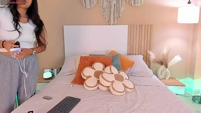 Snapshot of Camila_Bustamante chatting on February 18, 3:30 pm Camila Bustamante online show from February 18, 3:30 pm