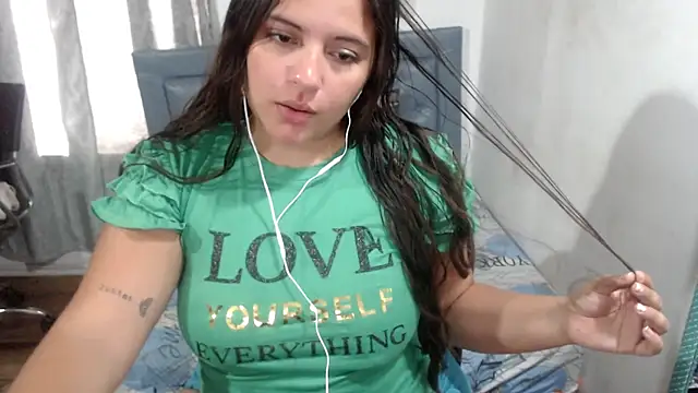 Snapshot of sarah_aguilar chatting on May 19, 3:51 pm sarah aguilar online show from May 19, 3:51 pm