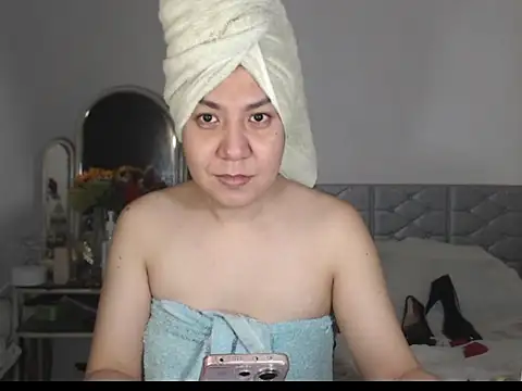 Snapshot of stellahugeX chatting on October 18, 7:42 am stellahugeX online show from October 18, 7:42 am