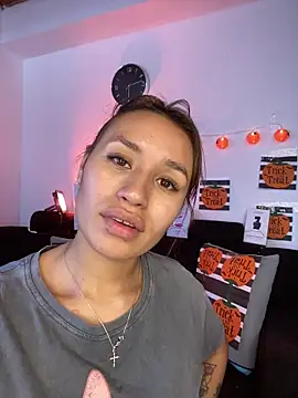 juliana-mancini online show from October 27, 7:40 pm