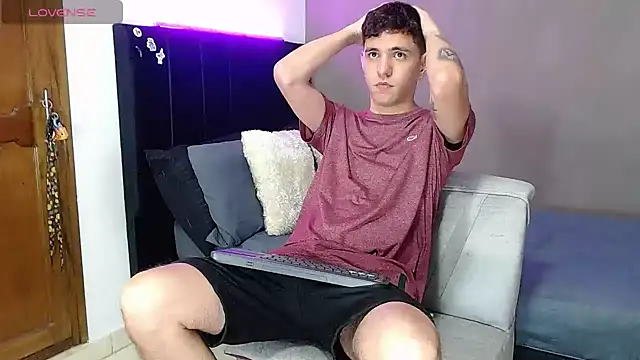 Matteo12  online show from April 10, 12:05 am