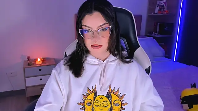 Snapshot of OphelianaRose33 chatting on October 13, 8:20 pm OphelianaRose33 online show from October 13, 8:20 pm