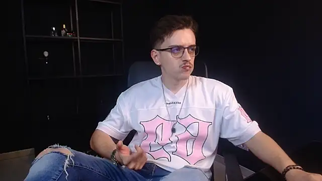 Snapshot of FelixStarkk chatting on June 13, 9:29 am FelixStarkk online show from June 13, 9:29 am