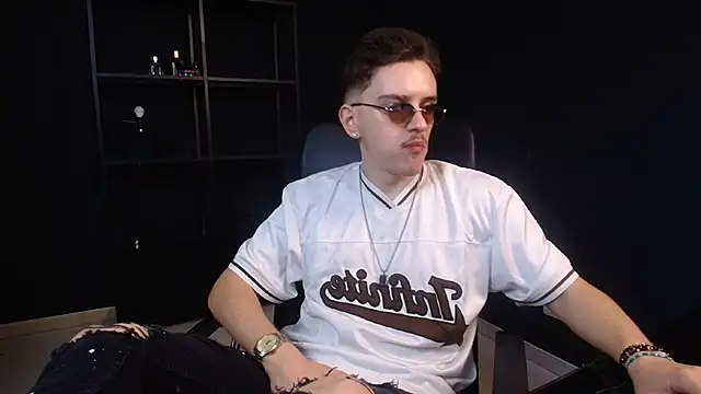 Snapshot of FelixStarkk chatting on June 20, 4:26 am FelixStarkk online show from June 20, 4:26 am