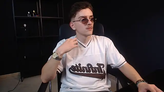Snapshot of FelixStarkk chatting on June 20, 4:32 pm FelixStarkk online show from June 20, 4:32 pm