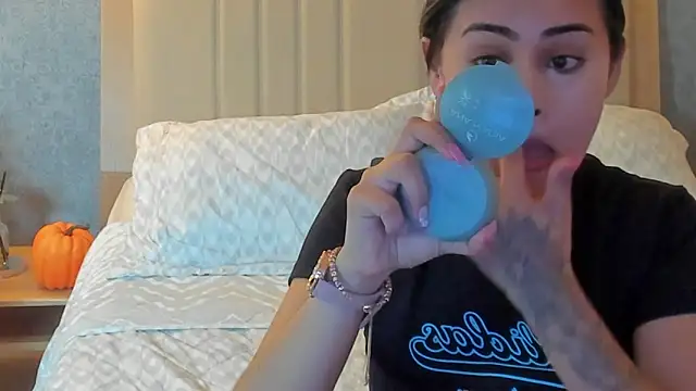 Snapshot of Emilly_Beaumont chatting on October 14, 11:44 am Emilly Beaumont online show from October 14, 11:44 am