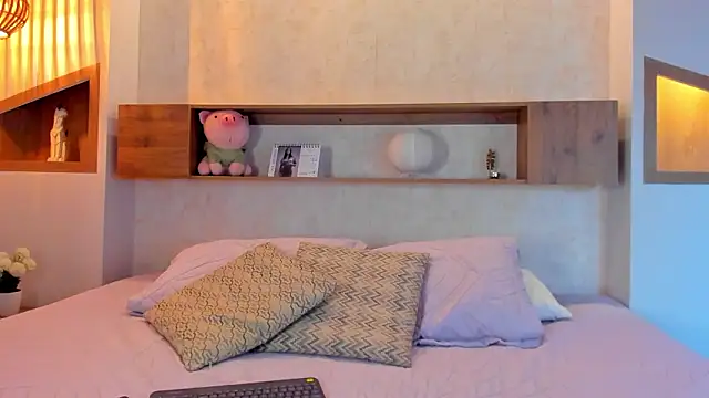 Emilly Beaumont online show from March 9, 1:26 pm