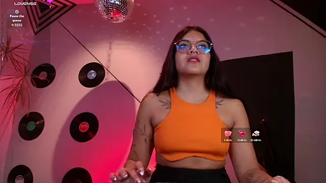 Lilith and Khloe online show from September 20, 11:33 am