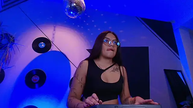 Lilith and Khloe online show from October 8, 11:30 am