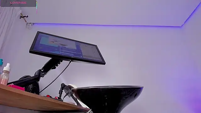 eva rain  online show from March 4, 10:05 pm