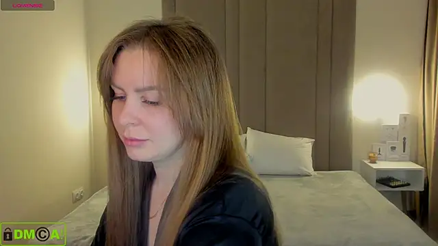 Snapshot of MikaBloom chatting on December 3, 1:57 am MikaBloom online show from December 3, 1:57 am