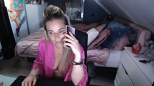 Snapshot of Mrs-Aurora chatting on April 23, 6:10 pm Mrs-Aurora online show from April 23, 6:10 pm