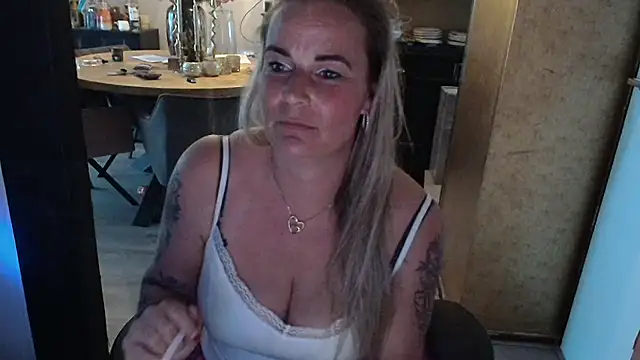 Snapshot of Mrs-Aurora chatting on April 27, 4:54 am Mrs-Aurora online show from April 27, 4:54 am