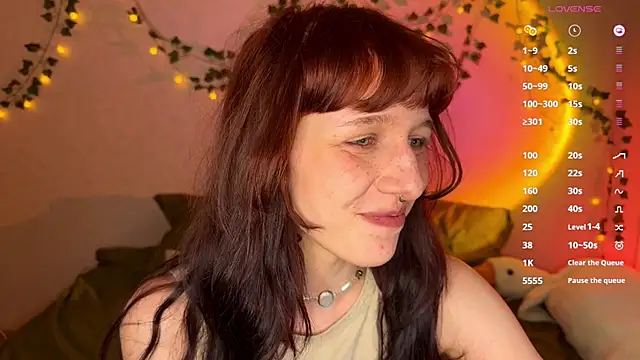 LeelooYolo online show from June 5, 10:15 pm